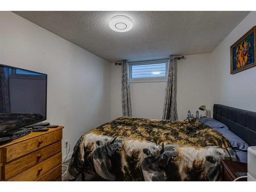112 Pennsburg Way Se, Calgary, AB - Indoor Photo Showing Bedroom