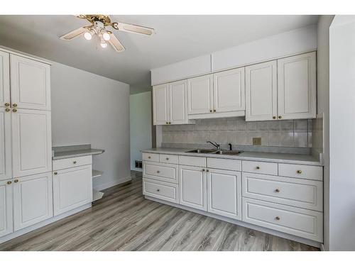 515 33 Avenue Ne, Calgary, AB - Indoor Photo Showing Kitchen With Double Sink