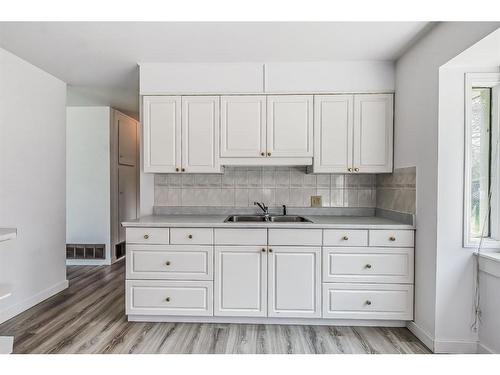 515 33 Avenue Ne, Calgary, AB - Indoor Photo Showing Kitchen With Double Sink