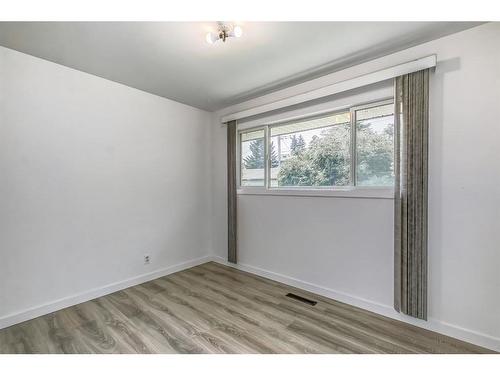 515 33 Avenue Ne, Calgary, AB - Indoor Photo Showing Other Room