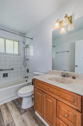 515 33 Avenue Ne, Calgary, AB - Indoor Photo Showing Bathroom