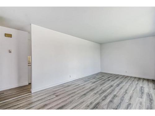 515 33 Avenue Ne, Calgary, AB - Indoor Photo Showing Other Room