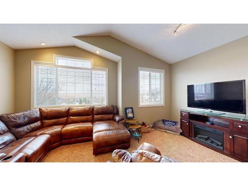204 Westland Street, Okotoks, AB - Indoor Photo Showing Living Room