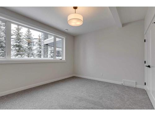 468 Discovery Place Sw, Calgary, AB - Indoor Photo Showing Other Room