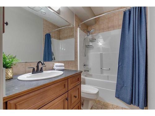 19 Elgin Estates Hill Se, Calgary, AB - Indoor Photo Showing Bathroom