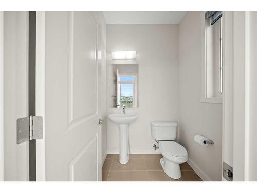 335 Nolanfield Villas Nw, Calgary, AB - Indoor Photo Showing Bathroom