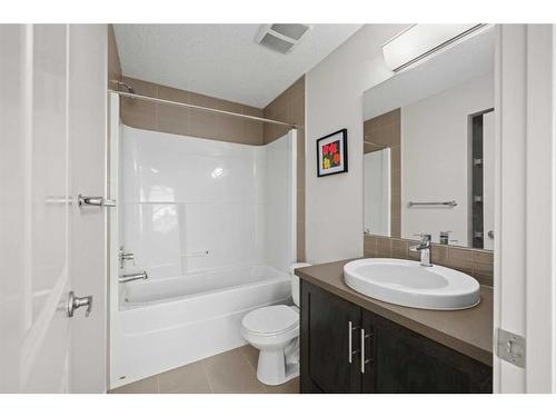 335 Nolanfield Villas Nw, Calgary, AB - Indoor Photo Showing Bathroom