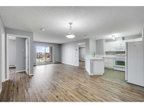 323-428 Chaparral Ravine View Se, Calgary, AB - Indoor Photo Showing Kitchen