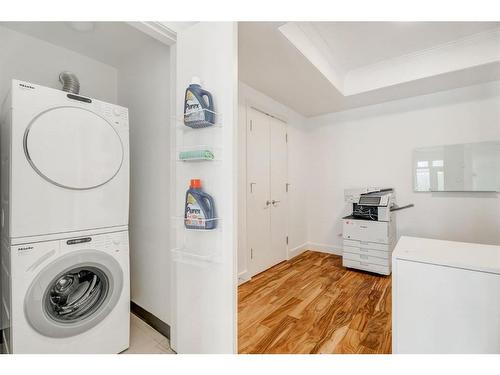 102-660 Eau Claire Avenue Sw, Calgary, AB - Indoor Photo Showing Laundry Room