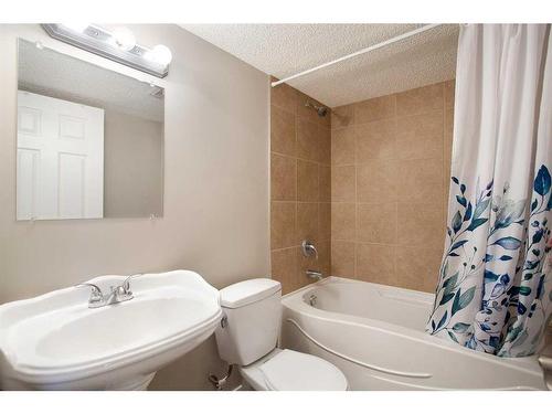 1126 New Brighton Park Se, Calgary, AB - Indoor Photo Showing Bathroom