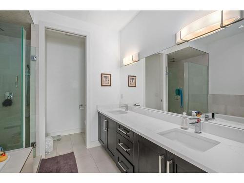 5228 Bowness Road Nw, Calgary, AB - Indoor Photo Showing Bathroom