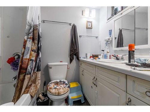 4707 Edmonton Trail Ne, Calgary, AB - Indoor Photo Showing Bathroom