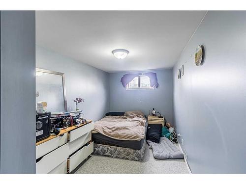 4707 Edmonton Trail Ne, Calgary, AB - Indoor Photo Showing Bedroom