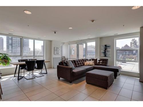 903-303 13 Avenue Sw, Calgary, AB - Indoor Photo Showing Living Room