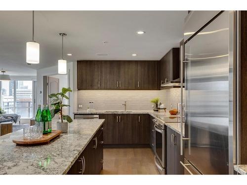 903-303 13 Avenue Sw, Calgary, AB - Indoor Photo Showing Kitchen With Stainless Steel Kitchen With Upgraded Kitchen