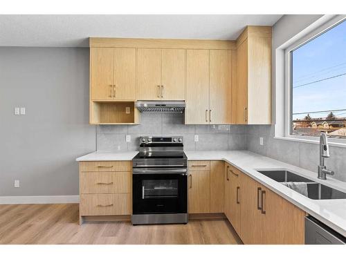 632 26 Avenue Nw, Calgary, AB - Indoor Photo Showing Kitchen With Double Sink