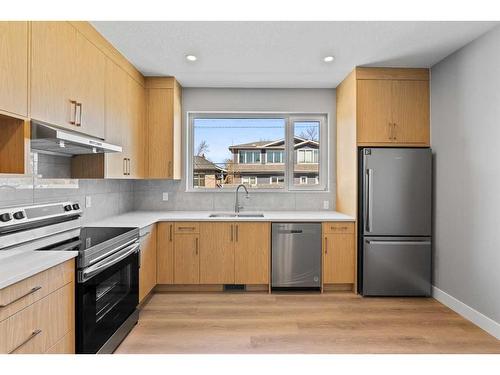632 26 Avenue Nw, Calgary, AB - Indoor Photo Showing Kitchen With Stainless Steel Kitchen