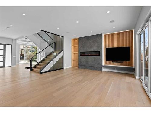 632 26 Avenue Nw, Calgary, AB - Indoor With Fireplace