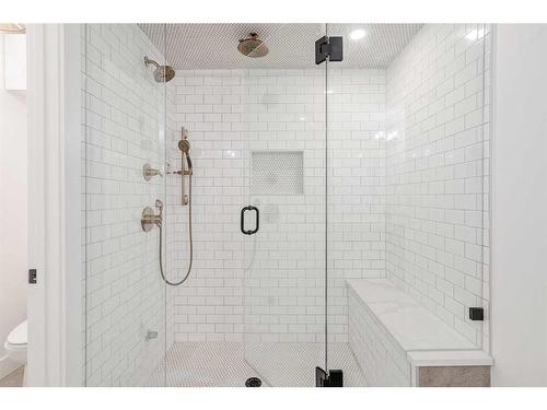 2010 41 Avenue Sw, Calgary, AB - Indoor Photo Showing Bathroom