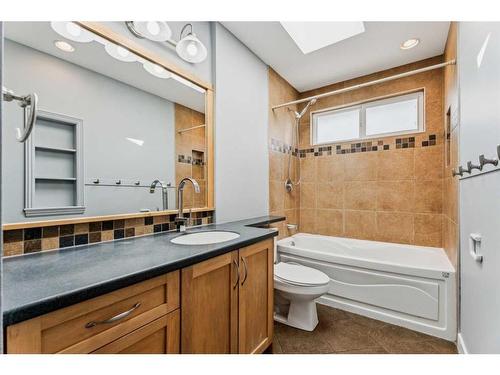 635 Rundleside Drive Ne, Calgary, AB - Indoor Photo Showing Bathroom
