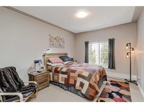 437-20 Discovery Ridge Close Sw, Calgary, AB - Indoor Photo Showing Bedroom