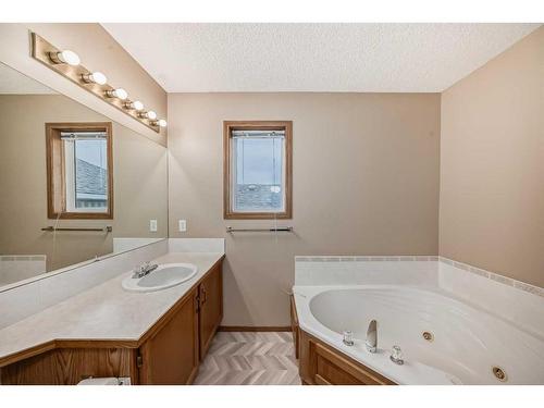 118 Somercrest Gardens Sw, Calgary, AB - Indoor Photo Showing Bathroom