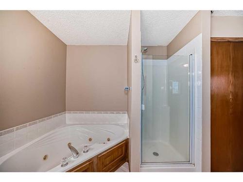 118 Somercrest Gardens Sw, Calgary, AB - Indoor Photo Showing Bathroom