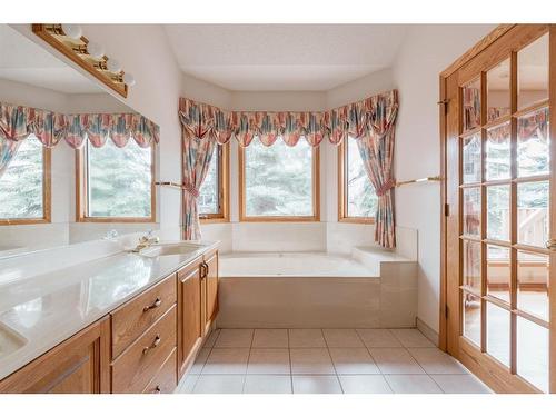 5 Christie Briar Green Sw, Calgary, AB - Indoor Photo Showing Bathroom