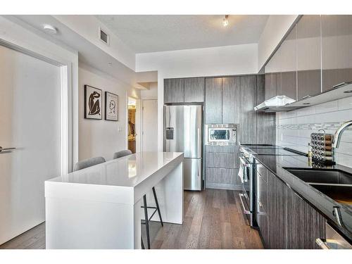 2909-930 6 Avenue Sw, Calgary, AB - Indoor Photo Showing Kitchen With Double Sink With Upgraded Kitchen