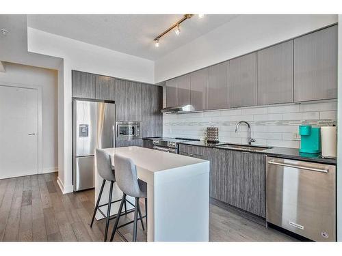 2909-930 6 Avenue Sw, Calgary, AB - Indoor Photo Showing Kitchen With Upgraded Kitchen