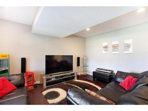2329 Bayside Circle Sw, Airdrie, AB - Indoor Photo Showing Living Room