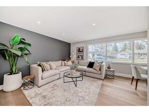 53 Haverhill Road Sw, Calgary, AB - Indoor Photo Showing Living Room