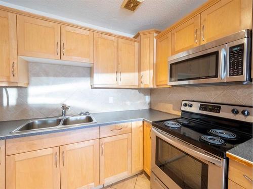 11-1813 25 Avenue Sw, Calgary, AB - Indoor Photo Showing Kitchen With Double Sink