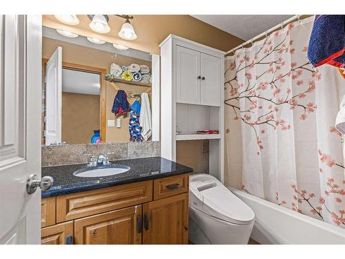 13-100 Rundle Drive, Canmore, AB - Indoor Photo Showing Bathroom
