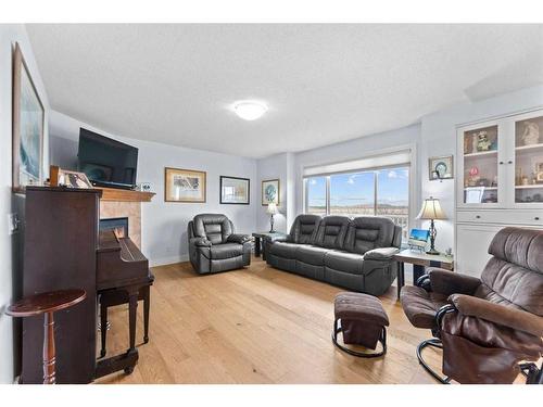 561 Diamond Crescent, Diamond Valley, AB - Indoor Photo Showing Living Room