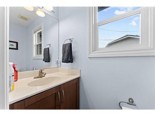 561 Diamond Crescent, Diamond Valley, AB - Indoor Photo Showing Bathroom