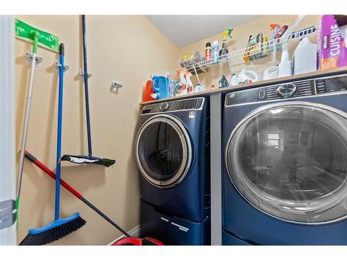 561 Diamond Crescent, Diamond Valley, AB - Indoor Photo Showing Laundry Room