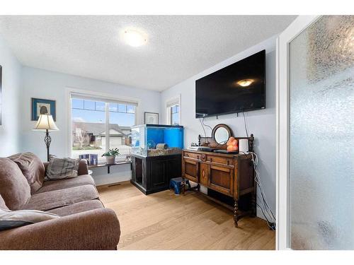 561 Diamond Crescent, Diamond Valley, AB - Indoor Photo Showing Living Room