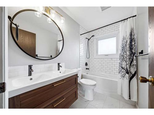 4307 45 Street Sw, Calgary, AB - Indoor Photo Showing Bathroom