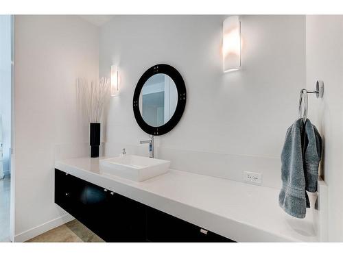 227 2 Avenue Ne, Calgary, AB - Indoor Photo Showing Bathroom