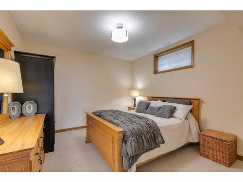 531 Hawkside Mews Nw, Calgary, AB - Indoor Photo Showing Bedroom