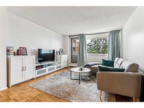 372-1620 8 Avenue Nw, Calgary, AB - Indoor Photo Showing Living Room