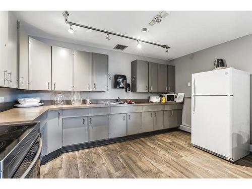 372-1620 8 Avenue Nw, Calgary, AB - Indoor Photo Showing Kitchen With Double Sink