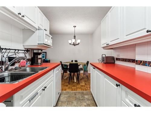 372-1620 8 Avenue Nw, Calgary, AB - Indoor Photo Showing Kitchen With Double Sink