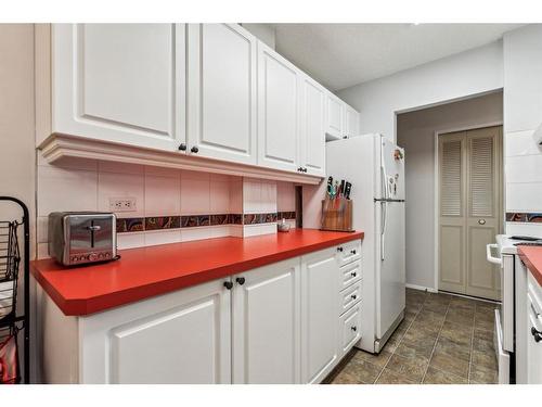 372-1620 8 Avenue Nw, Calgary, AB - Indoor Photo Showing Kitchen