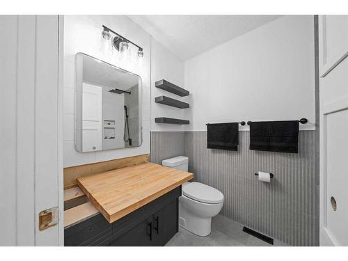 343 Pinetree Road Ne, Calgary, AB - Indoor Photo Showing Bathroom