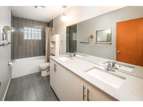 4312 Brentwood Green Nw, Calgary, AB - Indoor Photo Showing Bathroom