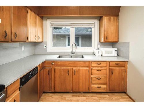 4312 Brentwood Green Nw, Calgary, AB - Indoor Photo Showing Kitchen With Double Sink