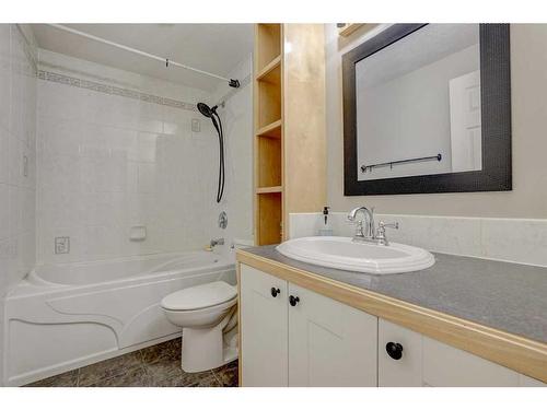 12530 Douglas Woods Road Se, Calgary, AB - Indoor Photo Showing Bathroom