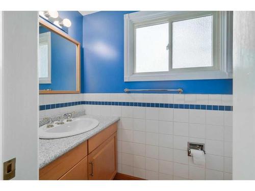 6028 Dalford Road Nw, Calgary, AB - Indoor Photo Showing Bathroom